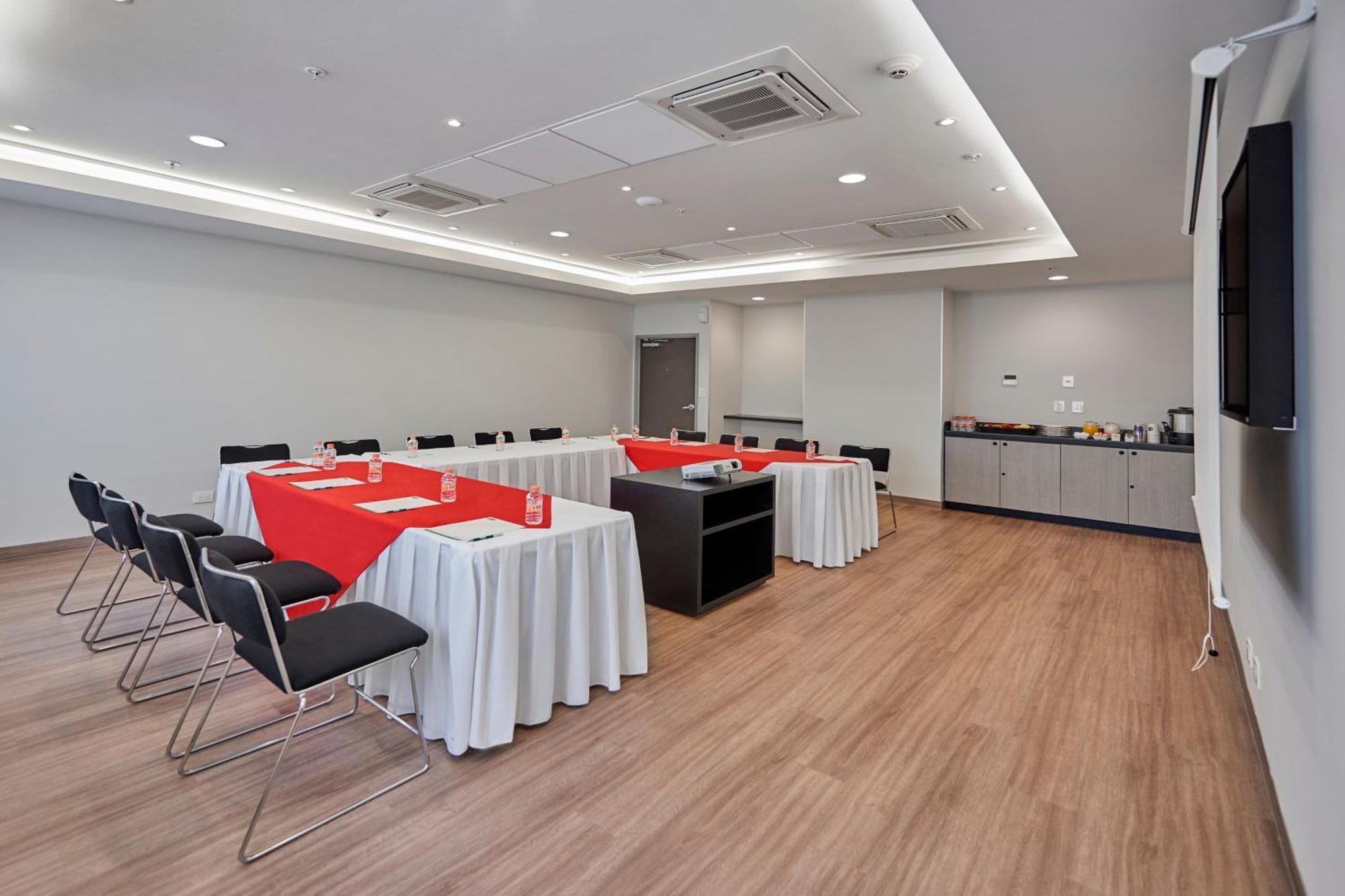 City Express Junior By Marriott Leon Centro De Convenciones Exterior photo