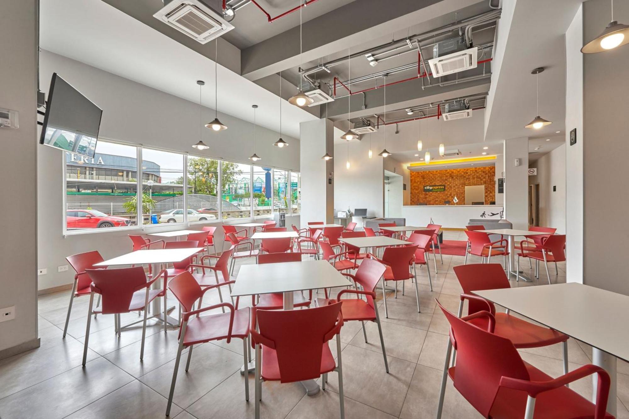 City Express Junior By Marriott Leon Centro De Convenciones Exterior photo
