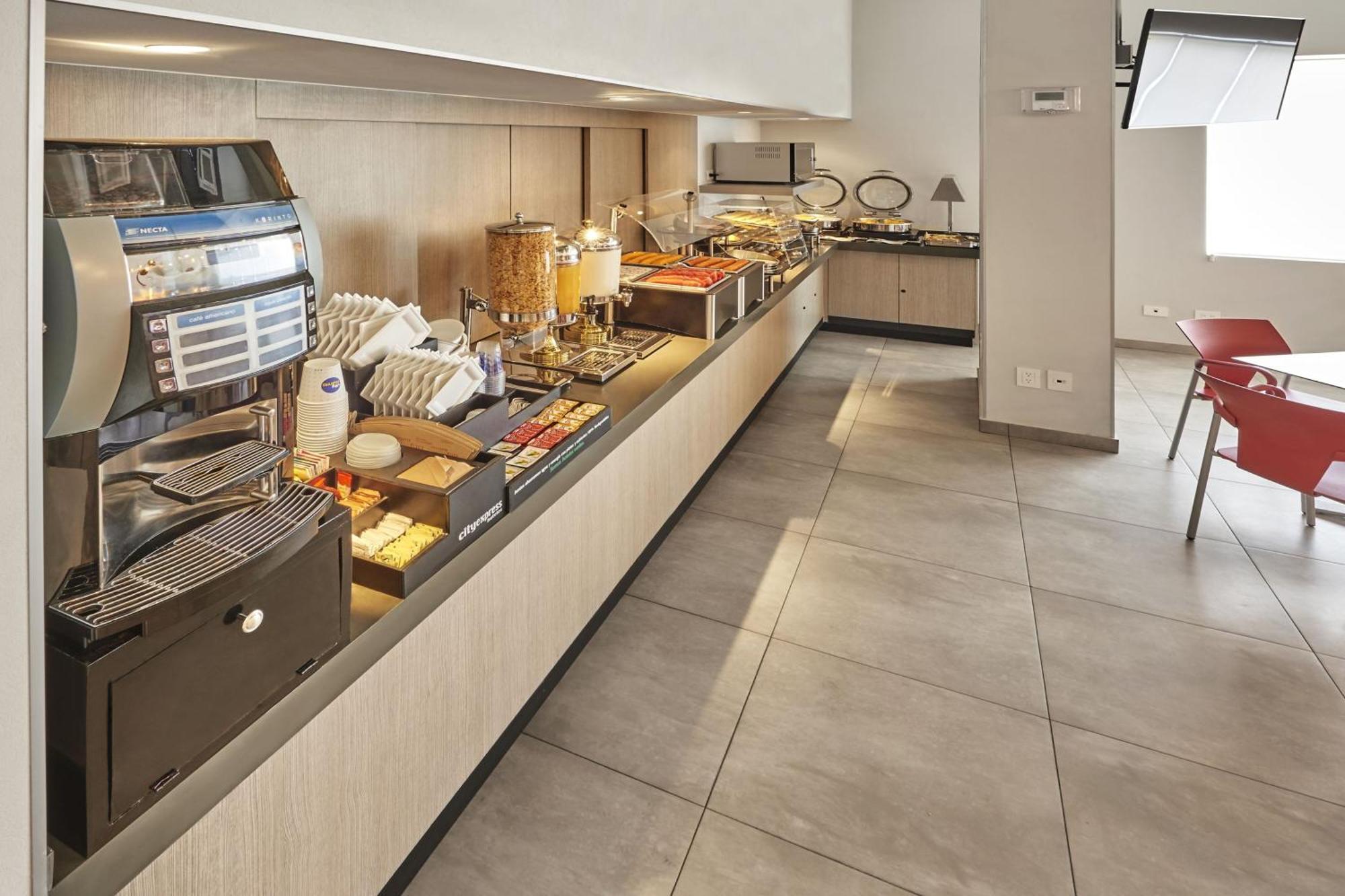 City Express Junior By Marriott Leon Centro De Convenciones Exterior photo